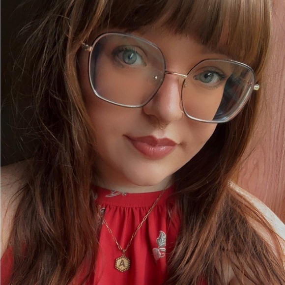 Meet your Posher, Alyssa - Picture 1 of 1